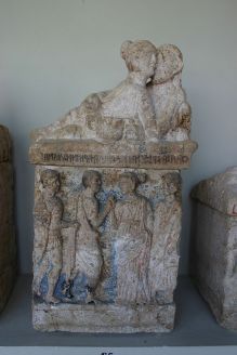 img_1072_-_perugia_-_museo_archeologico_-_urna_etrusca_con_salutatio_-_7_ago_2006_-_foto_g-_dallorto